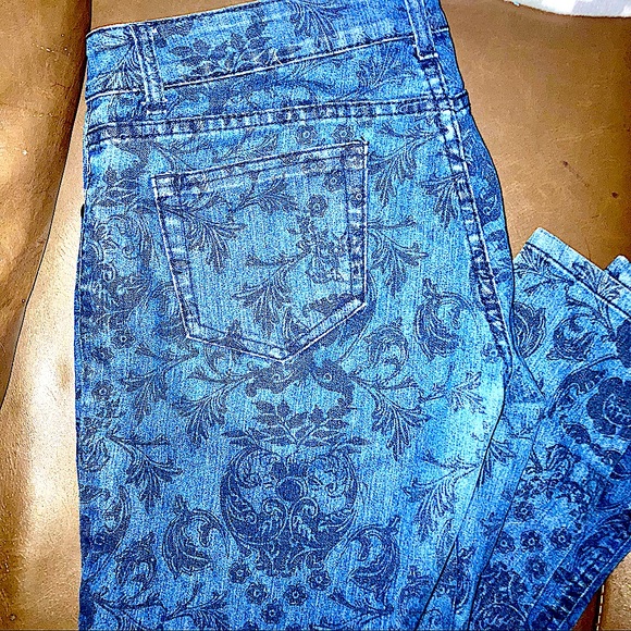 Women's Size 8 Decoded jeans with flower pattern like new - Picture 1 of 9